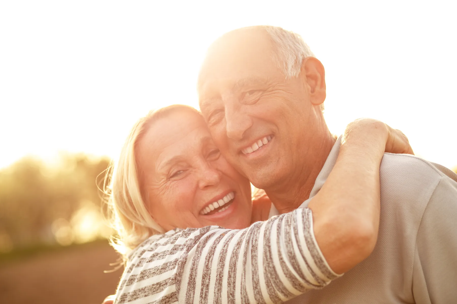 Una pareja mayor feliz